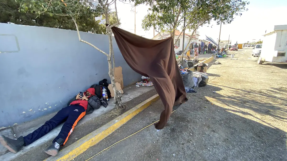 Migrantes campamento en frente de la deportiva pistolas Meneses y central norte.JPG (1)